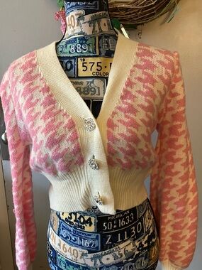SHEIN Pink & Cream Houndstooth Cropped V-Neck Cardigan
